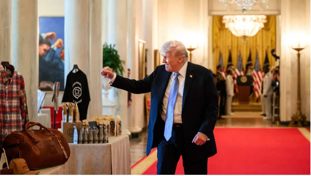 Американські урядовці хвалять Трампа в середньому в кожному шостому реченні — NYT Американські урядовці хвалять Трампа в середньому в кожному шостому реченні — NYT
