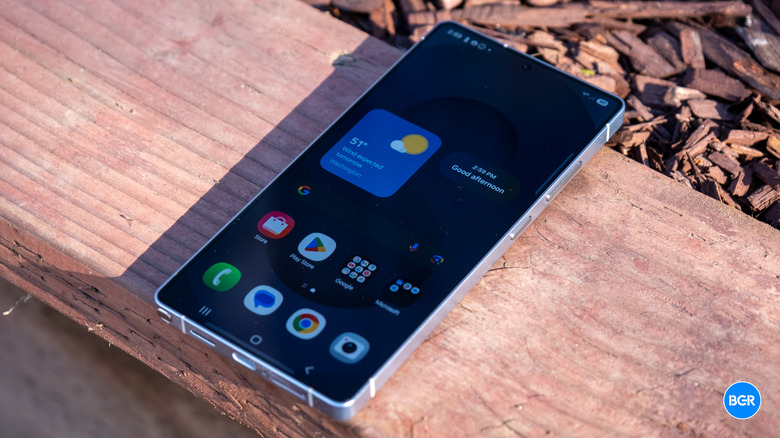 Користувачі Samsung Galaxy повідомляють про проблеми з темним режимом після оновлення One UI 8.5