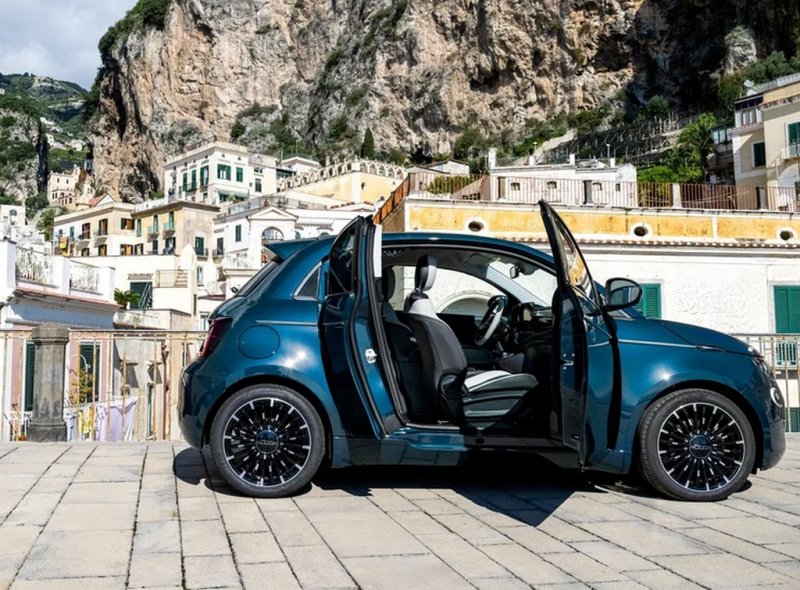 Незвичні двері та витрата 5,3 л на 100 км: FIAT випустив недороге міське авто (ФОТО) Незвичні двері та витрата 5,3 л на 100 км: FIAT випустив недороге міське авто (ФОТО)