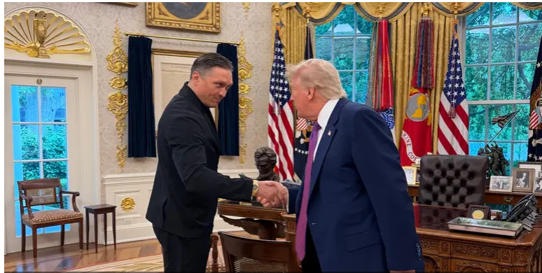 Несподівана "битва поглядів": Усик зустрівся з Трампом у Білому домі Несподівана "битва поглядів": Усик зустрівся з Трампом у Білому домі