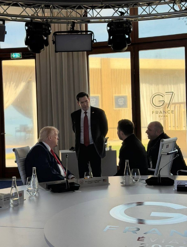 Володимир Зеленський та Дональд Трамп зустрілися на полях саміту G7, фото Володимир Зеленський та Дональд Трамп зустрілися на полях саміту G7, фото