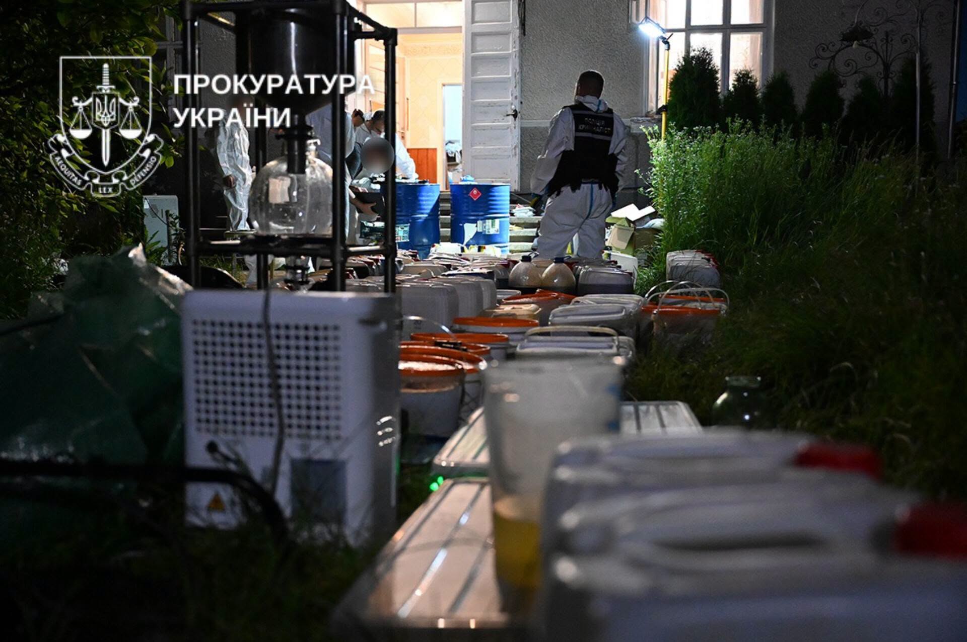 На Буковині викрито потужну нарколабораторію, яка забезпечувала психотропами всю країну На Буковині викрито потужну нарколабораторію, яка забезпечувала психотропами всю країну