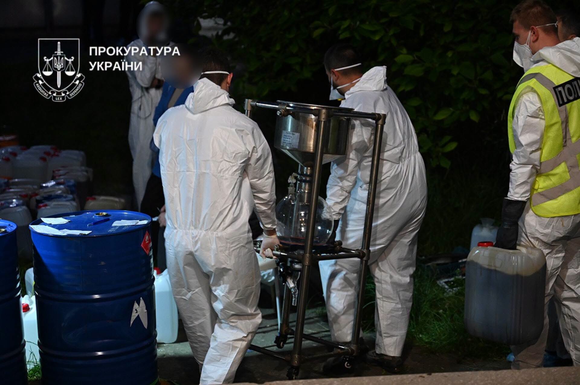 На Буковині викрито потужну нарколабораторію, яка забезпечувала психотропами всю країну На Буковині викрито потужну нарколабораторію, яка забезпечувала психотропами всю країну