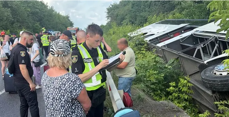 На Хмельниччині перекинувся автобус із понад 50 пасажирами, який прямував до Болгарії На Хмельниччині перекинувся автобус із понад 50 пасажирами, який прямував до Болгарії