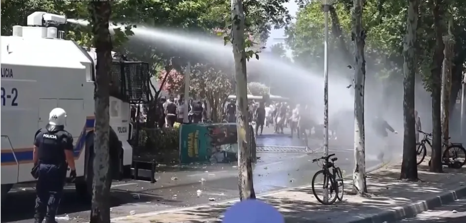 В Албанії поліція розігнала мітинг проти забудови узбережжя зятем Трампа В Албанії поліція розігнала мітинг проти забудови узбережжя зятем Трампа