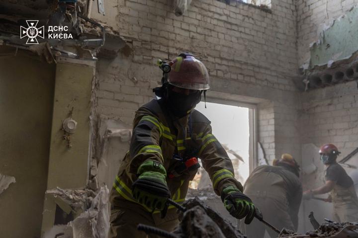 У Києві завершили ліквідацію наслідків удару РФ: кількість загиблих зросла до 31 У Києві завершили ліквідацію наслідків удару РФ: кількість загиблих зросла до 31