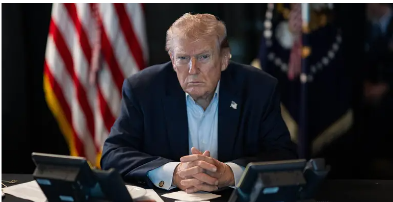 Трамп дивиться Трампа: нове відео з президентом США підкорює мережу Трамп дивиться Трампа: нове відео з президентом США підкорює мережу