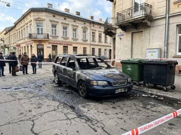 згорілий Volvo Львів пожежа сміттєві баки