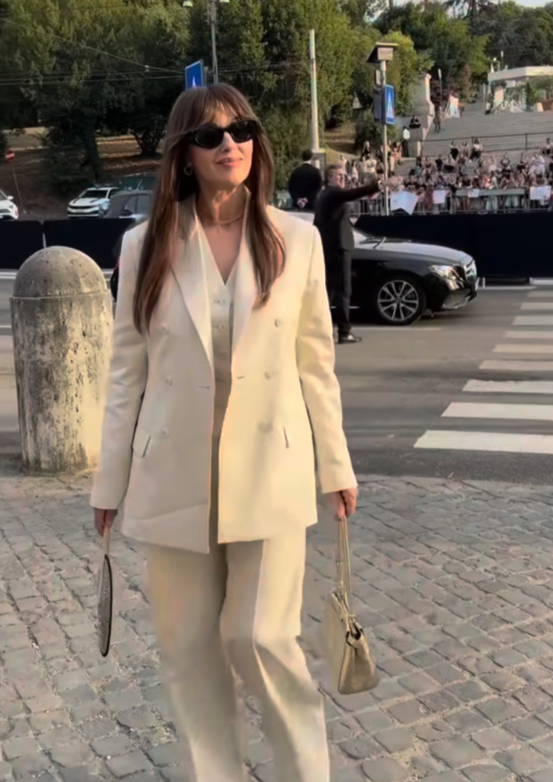 Моніка Белуччі в кремовому костюмі на показі Fendi у Римі