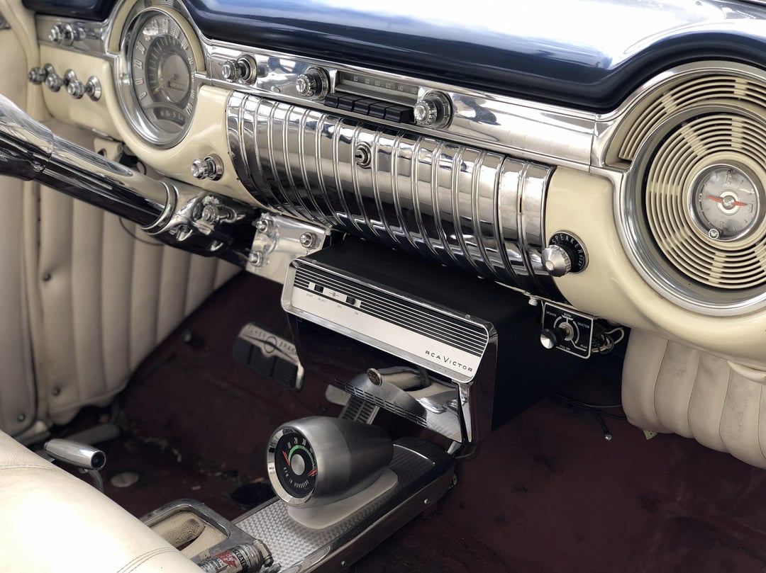 Джерело RCA Victor 45 record player in dash ~ 1953 Olds Super Eighty Eight. Still works! : r/classiccars
