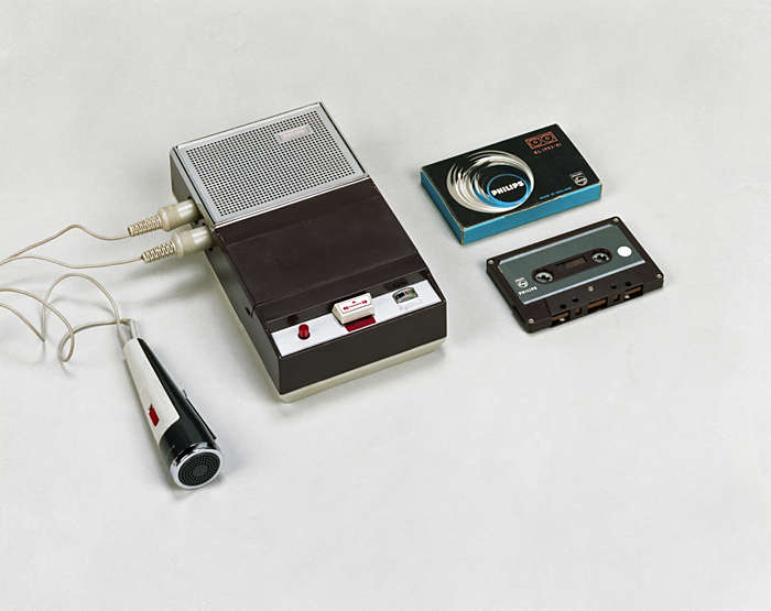 Касета Philips та програвач з мікрофоном, джерело First Philips cassette recorder, 1963
