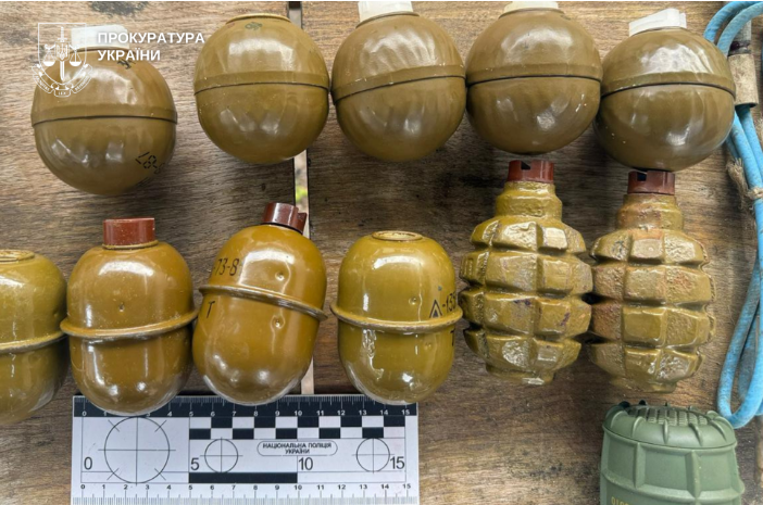 Судитимуть жителя Хмельниччини, в якого було вилучено арсенал зброї та боєприпасів Судитимуть жителя Хмельниччини, в якого було вилучено арсенал зброї та боєприпасів