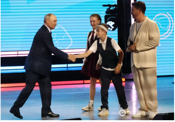М'яч відскакує, як від стіни: кумедне відео з футбольними «навичками» Путіна підриває інтернет М'яч відскакує, як від стіни: кумедне відео з футбольними «навичками» Путіна підриває інтернет