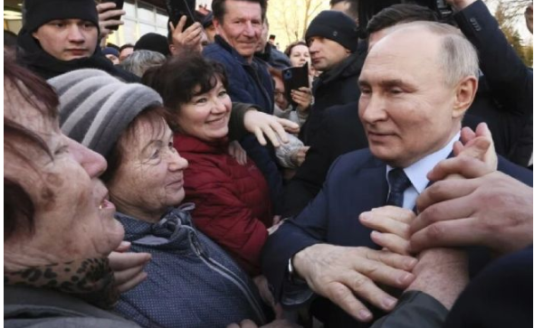 Росіяни чекають на візит Путіна в регіони, бо перед цим завозять тонни дешевого бензину Росіяни чекають на візит Путіна в регіони, бо перед цим завозять тонни дешевого бензину