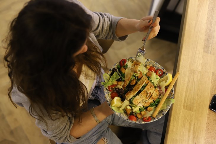 Дієтолог розповів, які продукти і коли потрібно їсти для зменшення апетиту