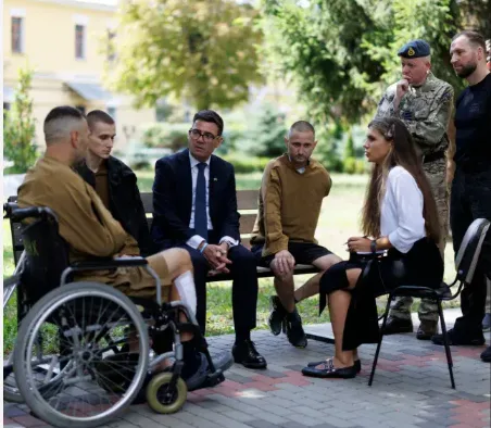 Прем’єр Британії Бернем у Києві відвідав поранених військових Прем’єр Британії Бернем у Києві відвідав поранених військових