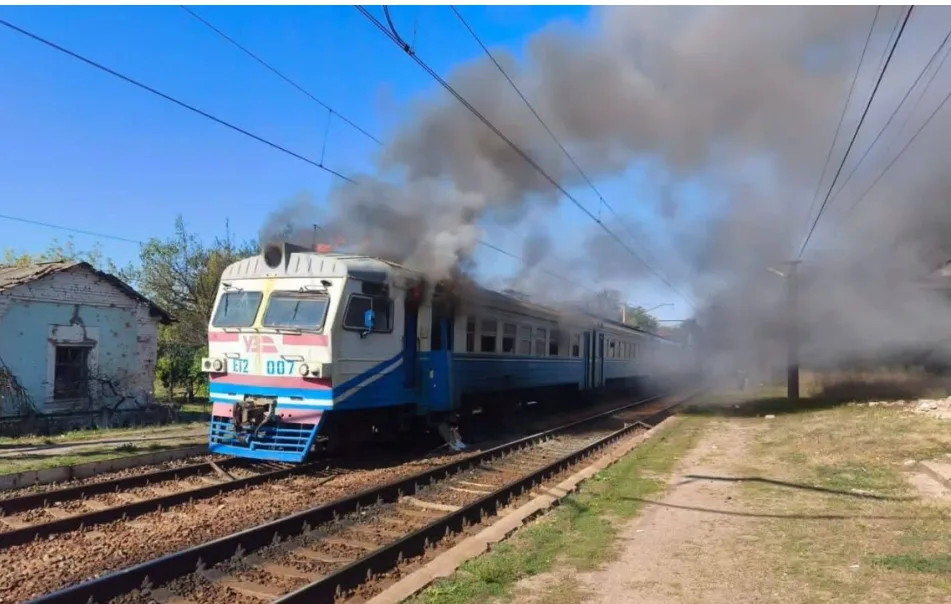 Росіяни вдарили по приміському поїзду на Харківщині, постраждали пасажири Росіяни вдарили по приміському поїзду на Харківщині, постраждали пасажири