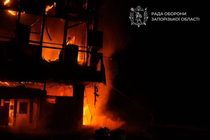 Атака РФ на Запоріжжя: пошкоджені житлові будинки, ТЦ та заклад освіти Атака РФ на Запоріжжя: пошкоджені житлові будинки, ТЦ та заклад освіти