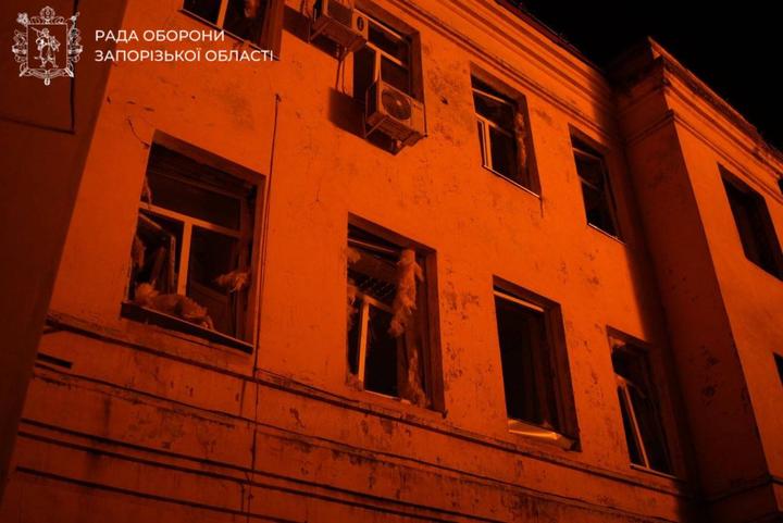 Атака РФ на Запоріжжя: пошкоджені житлові будинки, ТЦ та заклад освіти Атака РФ на Запоріжжя: пошкоджені житлові будинки, ТЦ та заклад освіти