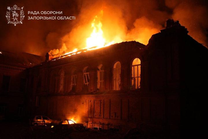 Атака РФ на Запоріжжя: пошкоджені житлові будинки, ТЦ та заклад освіти Атака РФ на Запоріжжя: пошкоджені житлові будинки, ТЦ та заклад освіти