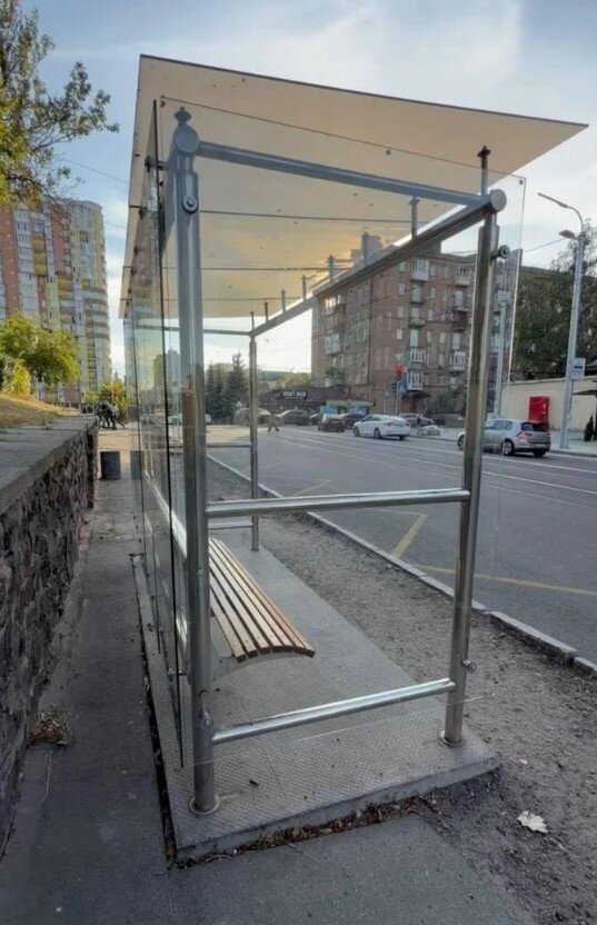 Скляні зупинки на Лук'янівці у Києві не купували за бюджетні кошти та встановили давно Скляні зупинки біля метро «Лук’янівська» встановили ще у березні 2025 року за кошти інвестора. «Київпастранс» роз'яснив ситуацію після скандалу.