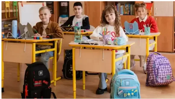 Кмітливий український школяр оригінально посунув червону лінію в зошиті й підкорив мережу Кмітливий український школяр оригінально посунув червону лінію в зошиті й підкорив мережу