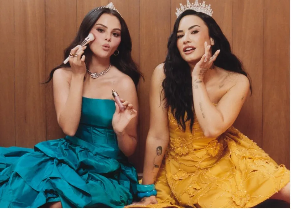 Селена Гомес і Демі Ловато повернулися в епоху Disney у рекламній кампанії Rare Beauty Селена Гомес і Демі Ловато повернулися в епоху Disney у рекламній кампанії Rare Beauty