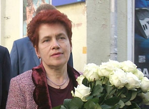 Януковича просят освободить жену "из-под домашнего ареста" 
