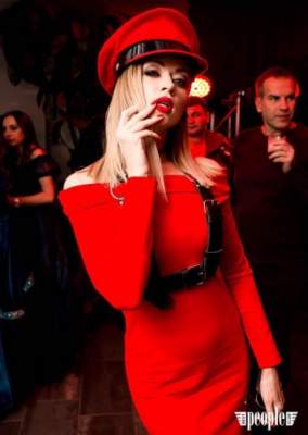 Наталья Валевская примерила плотно облегающее красное платье