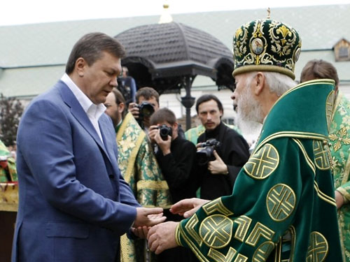 Московский патриархат просит Януковича предоставить им право на приватизацию храмов