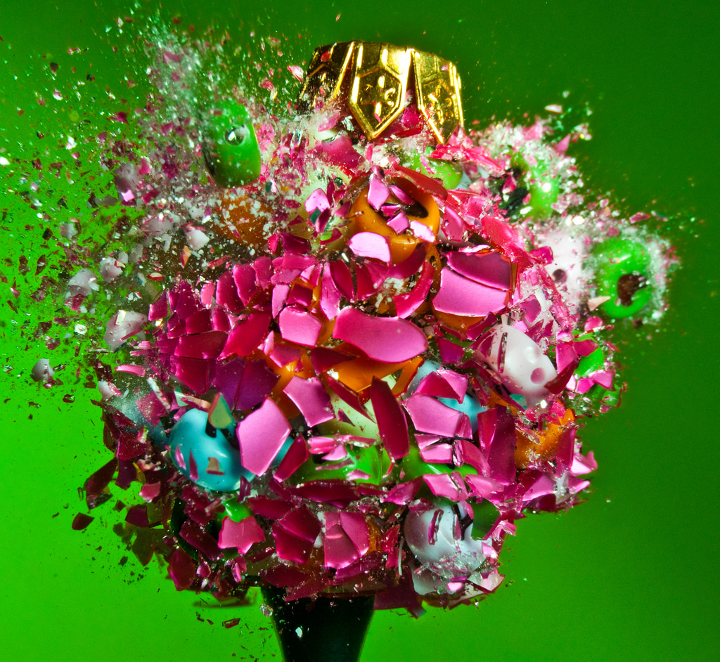 Алан Сэйлер взорвал разноцветные елочные игрушки