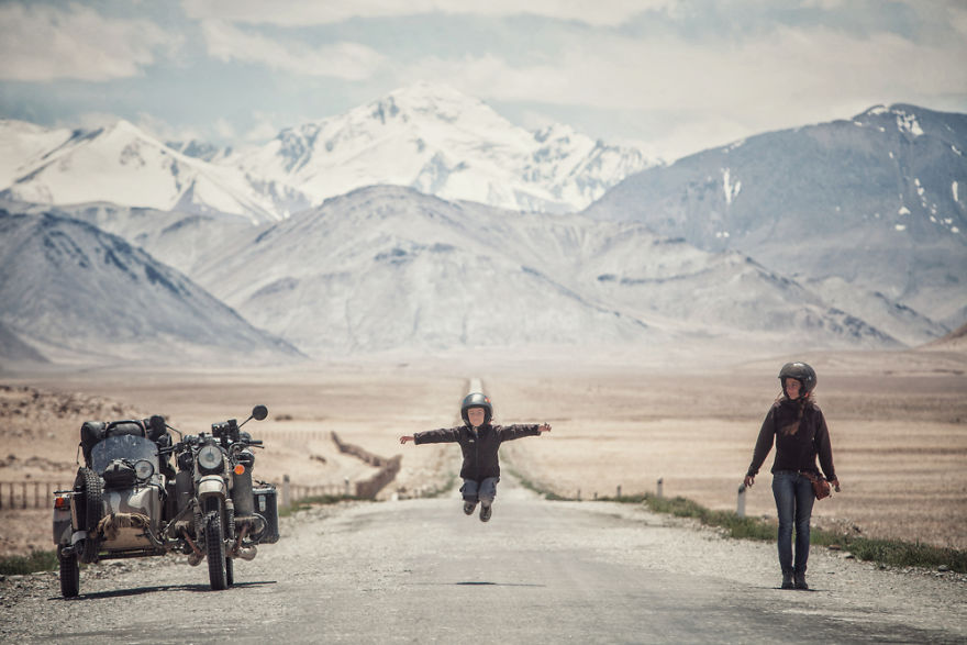 От Румынии до Монголии: фотограф провез семью на мотоцикле, показав сказку. ФОТО