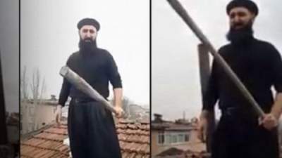 В Турции мужчина забрался на крышу с битой, чтобы обратить Санта-Клауса в ислам