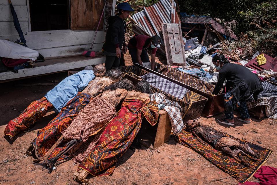 Индонезийские крестьяне раз в три года выкапывают умерших родственников