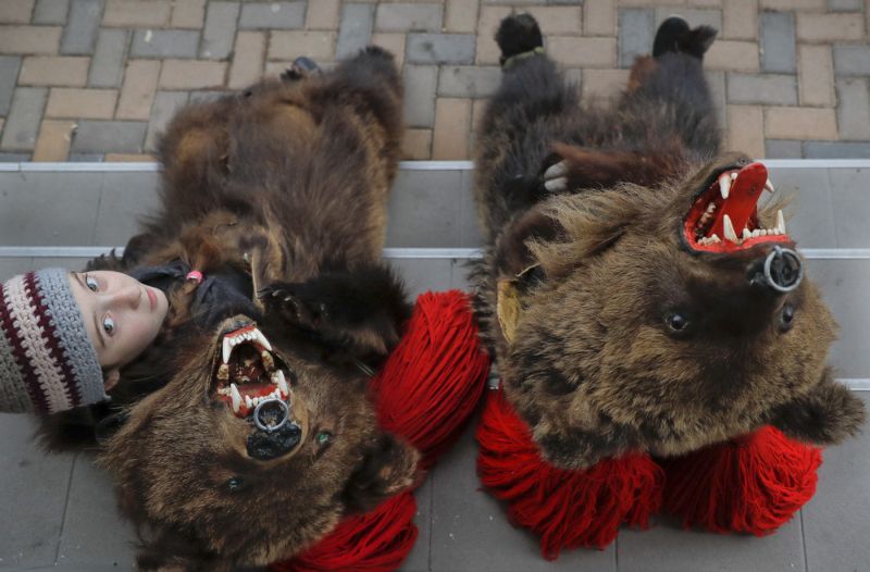 Румынский новогодний обряд с толпой медведей