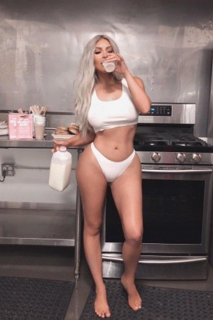 Ким Кардашьян позирует в нижнем белье на кухне