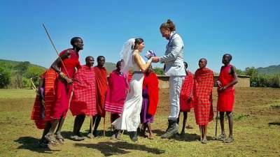 Пара отправилась в кругосветное путешествие, чтобы сыграть 38 свадеб. Фото
