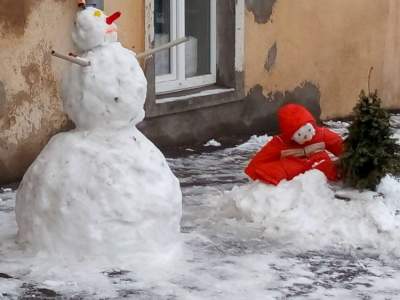 Одессу украсили десятки забавных снеговиков