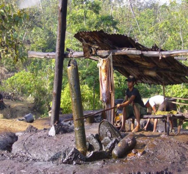 Как местные жители добывают нефть на острове Суматра