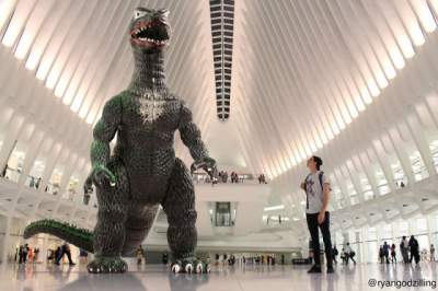 Американец путешествует по миру в компании смешного "динозавра"