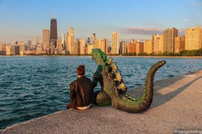 Американец путешествует по миру в компании смешного "динозавра"
