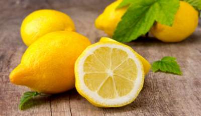 Медики подсказали, как правильно есть лимоны