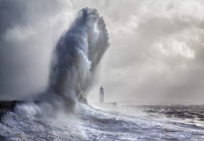Штормовые волны в пугающих снимках молодого фотографа. Фото