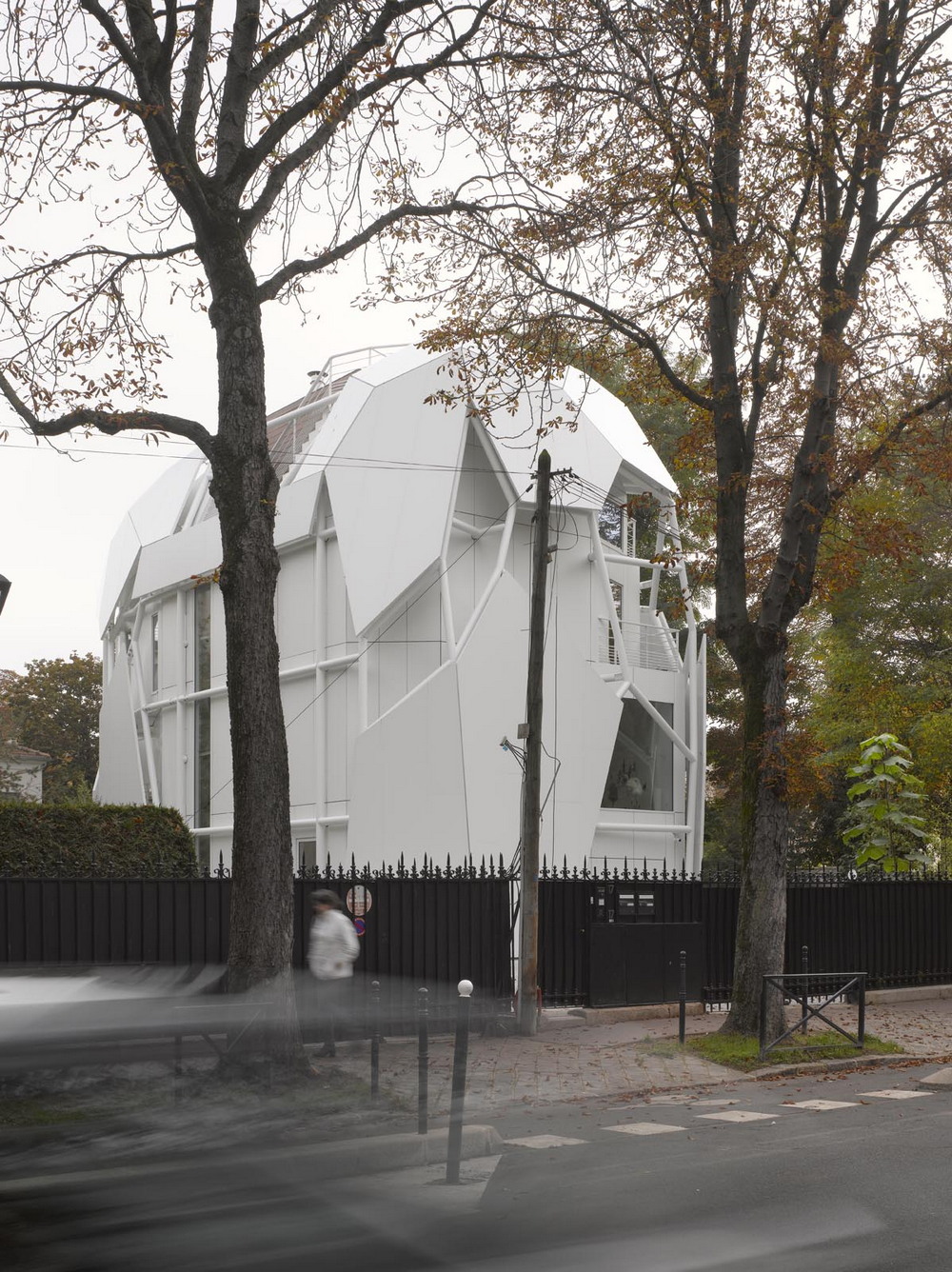 Связанный белый дом в Париже
