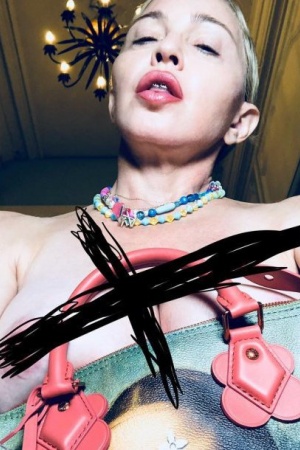 Мадонна опубликовала \"голый\" снимок в Instagram