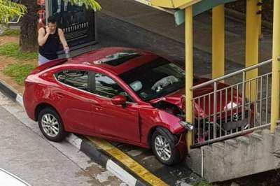 В Сингапуре автоледи врезалась в стену, испугавшись таракана  
