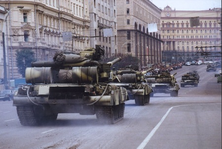 Центр Москвы перекрывает ОМОН и бронетехника Центр Москвы перекрывает ОМОН и бронетехника