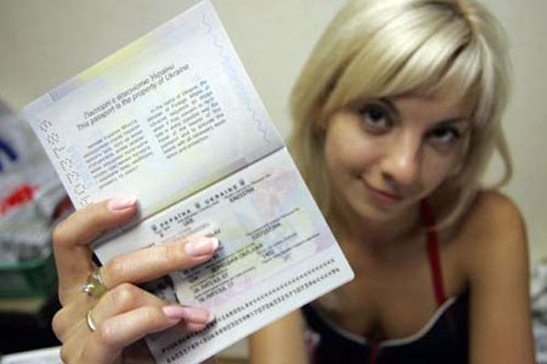 Украинцы смогут получать загранпаспорта с 16 лет