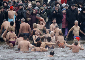 Священники призывают украинцев быть осторожными во время крещенских купаний