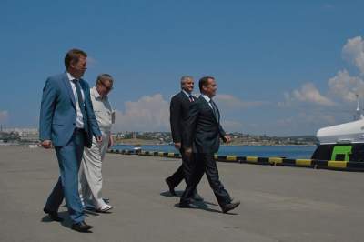 "А гном идет купаться": пользователи Сети высмеяли новое фото Медведева